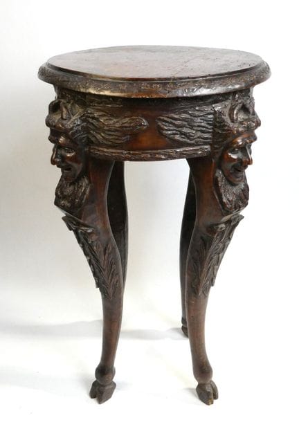 Panca in legno scuro, poggiata su 4 gambe, decorat