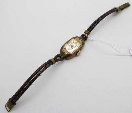 Petite montre bracelet de dame en cuir noir tressé