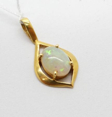Pendentif en or jaune 750 °/°° (18k) serti d'une o