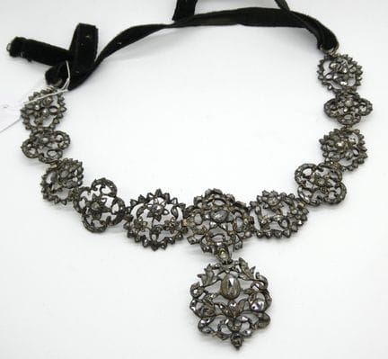 Très élégant collier en argent (?) orné de motifs 
