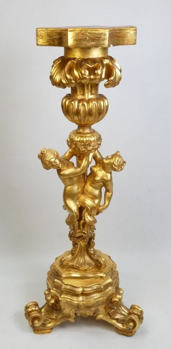 Candelabro de madera dorada que representa a dos m