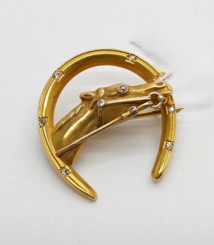 Broche en or jaune 14k représentant une tête de ch