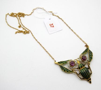 Collier en or jaune 18k poinçon tête d'aigle orné 