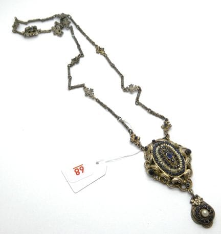 Collier en argent avec pendentif ovale orné de pet