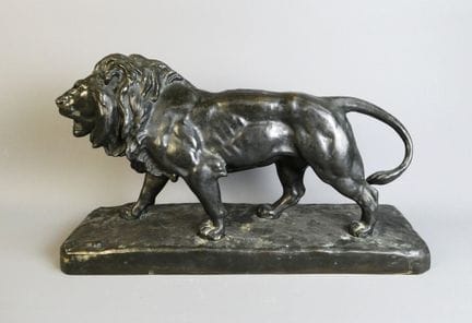 BARYE (da) Leone ruggente in marcia, patina nera, 