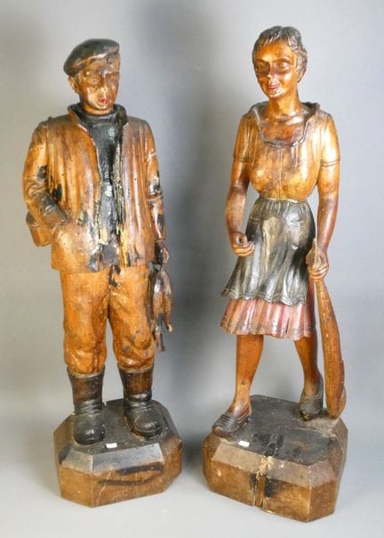 Coppia di figure in legno raffiguranti una coppia 
