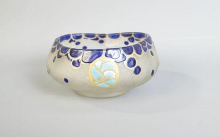 LEGRAS. Dreieckige Ablage aus Glas, mit blauem Dek