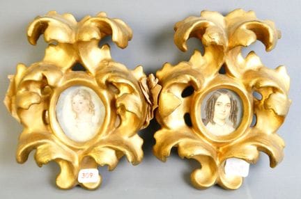 Coppia di piccoli ritratti di ragazze in ovali, in