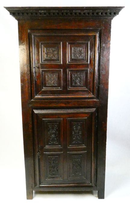 Credenza alta in rovere scuro con due ante, ciascu