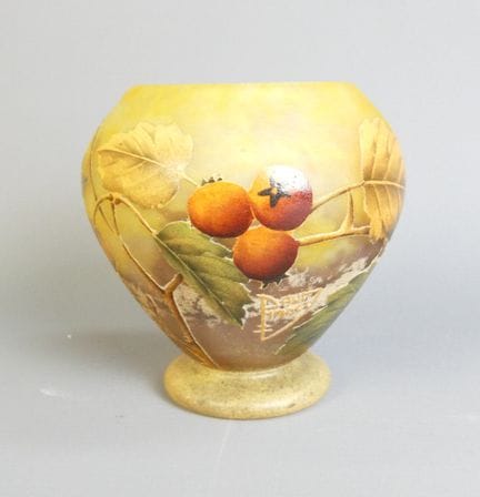 DAUM France. Kleine, bauchige Vase aus mehrschicht