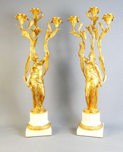 Par de candelabros de tres luces, de bronce dorado