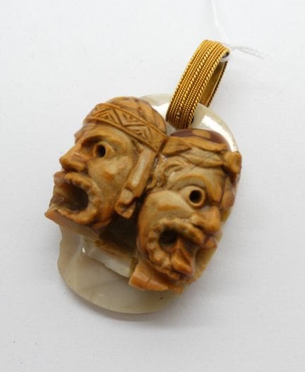 Pendentif en pierre dure représentant deux têtes m