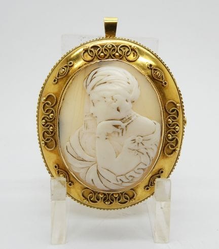 Broche pendentif en or jaune 14k ornée d'un camée 
