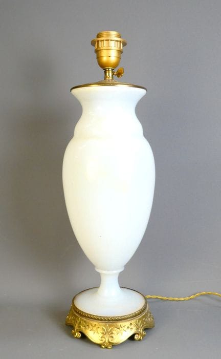 Vaso in opalina trasformato in lampada, con strutt