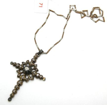 Croix en métal ornée de diamants taillés en roses 