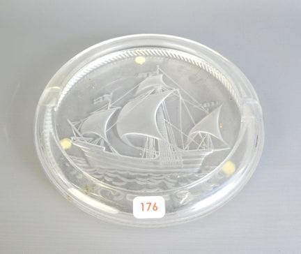 LALIQUE France. Glasaschenbecher mit Segelboot-Mot