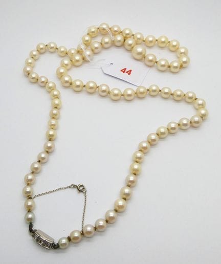 Collier de perles en légère chute, fermoir or gris