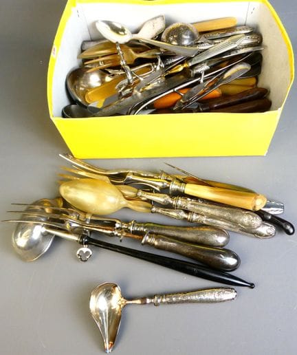 Set di posate da tavola di vario tipo, per lo più 