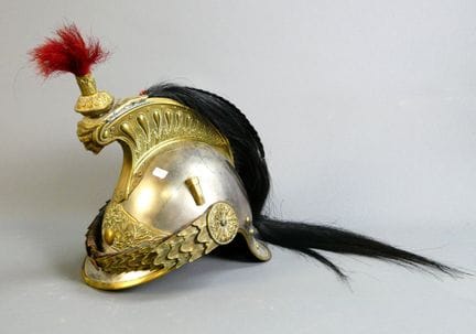 法国骑兵头盔，胸甲骑兵或龙骑兵用，1872年式（1874年改良版），第三共和国时期。钢制盔体，冲压黄