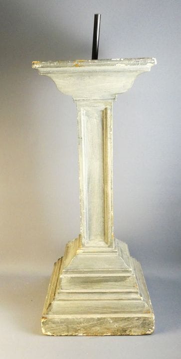Seduta a forma di pilastro quadrato, con patina gr