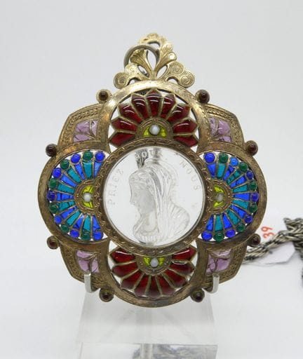 Pendentif et sa chaîne en argent émaillé plique à 