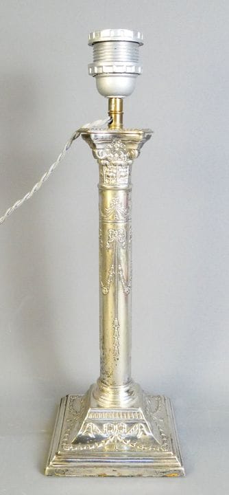Base per lampada in metallo argentato, raffigurant
