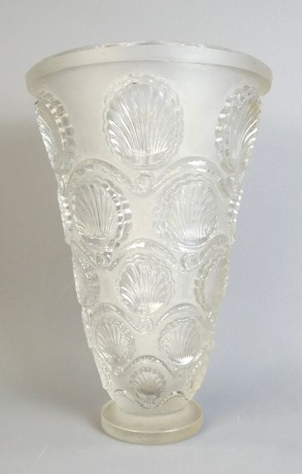 R. LALIQUE (1860–1945). Vase aus gepresstem Glas, 