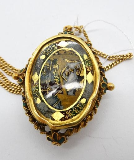 Pendentif ovale en or émaillé biface représentant 