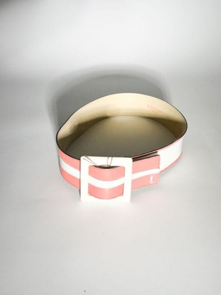 YVES SAINT LAURENT
Ceinture rouge et vinyle blanc,