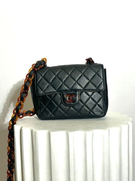 CHANEL 
1994 
Modèle Timeless mini square (rare)
S
