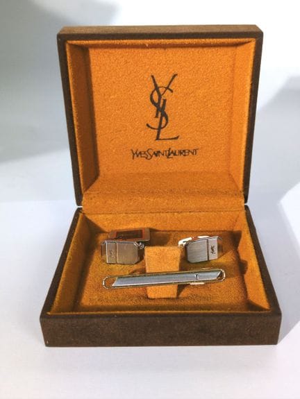 YVES SAINT LAURENT 
Conjunto compuesto por un par 