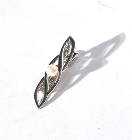 MIKIMOTO 
镀银的金属领带夹 
长度：5 厘米 
附带礼盒