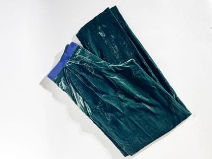 GIORGIO ARMANI
 Pantalon en velours vert, fermetur