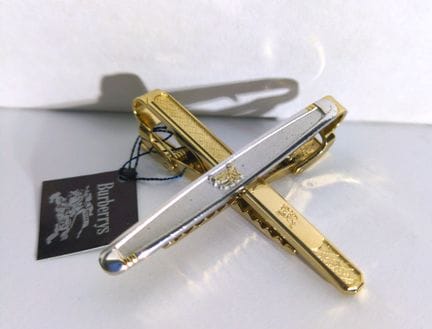 Juego de pinzas para corbata:
- una pinza dorada d