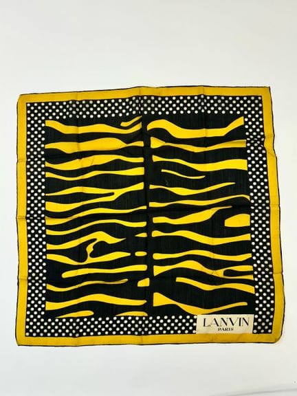 LANVIN
Foulard en soie 
60 x 60 cm environ 
petits