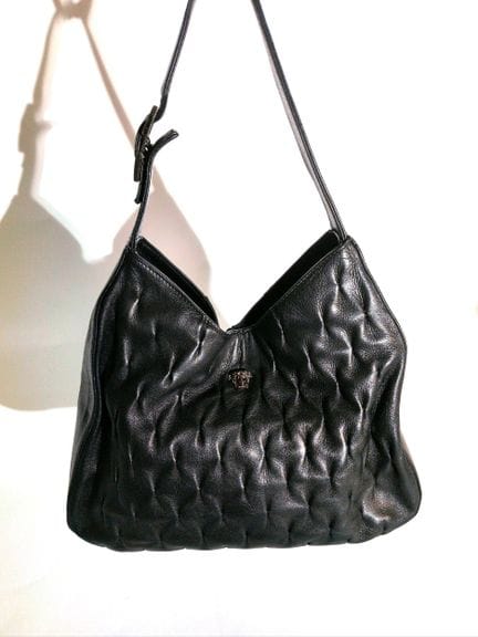 GIANNI VERSACE
Sac à main en cuir noir, bijouterie