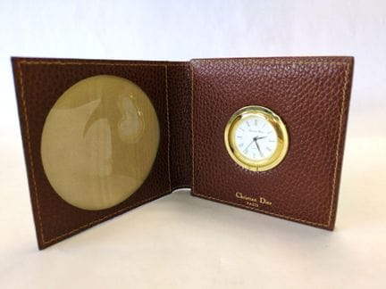 CHRISTIAN DIOR
Pendulette de voyage en cuir. 
Cadr