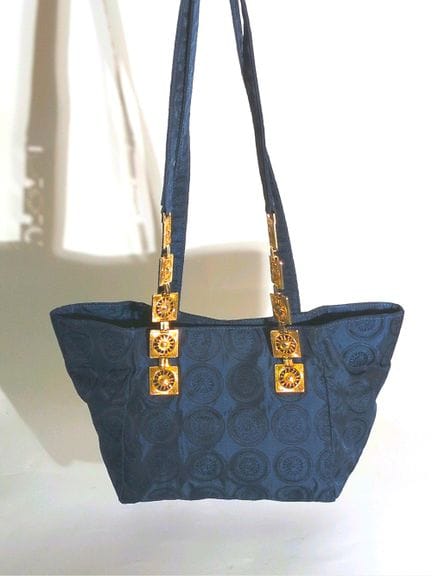 GIANNI VERSACE 
Sac à main en tissu bleu, à décor 