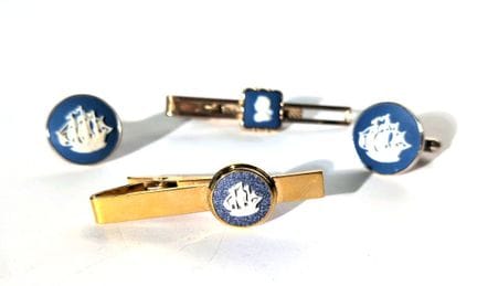 WEDGWOOD 
Conjunto compuesto por un par de botones