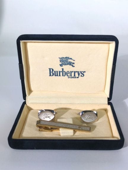 BURBERRY 
Conjunto compuesto por un par de botones