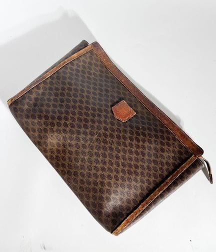 CELINE
 Pochette en toile enduite et cuir brun, fe