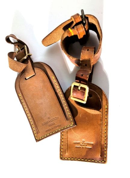 LOUIS VUITTON 
Ensemble comprenant 2 étiquettes po