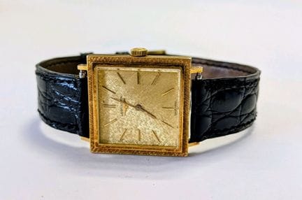 浪琴
腕表，约30x30毫米的金色方形表壳，黑色皮革表带，金色棒形指针和刻度
无法保证正常运行
有磨