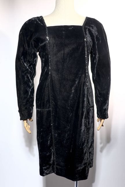 COURRÈGES 
Robe en velours noir ornée de sequins 
