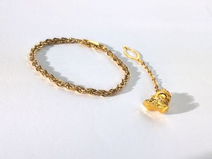 套装包含：
- GIVENCHY 金色金属手链
- 一件金色金属青蛙造型配饰
手链直径：约5.5厘米