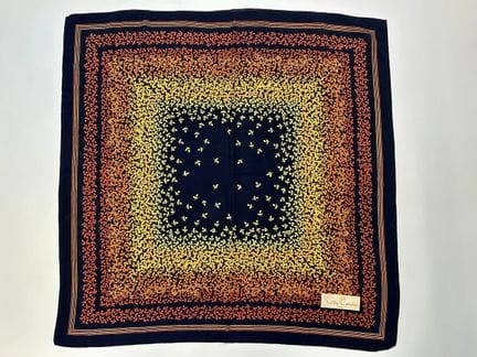 PIERRE CARDIN
Carré dans les tons orangés 
78 x 76