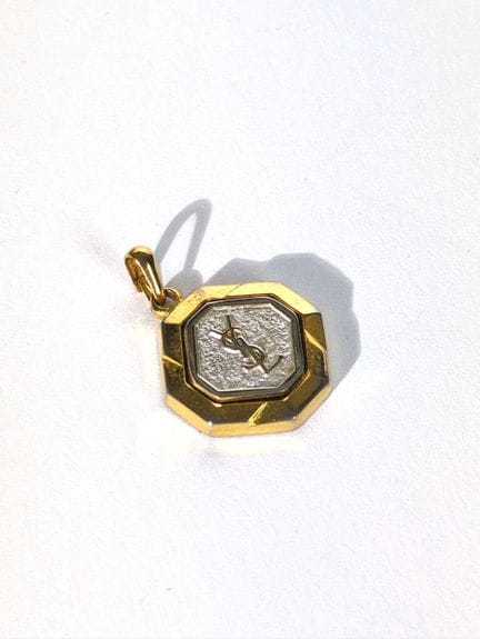 YVES SAINT LAURENT 
Anhänger aus Metall, vergoldet