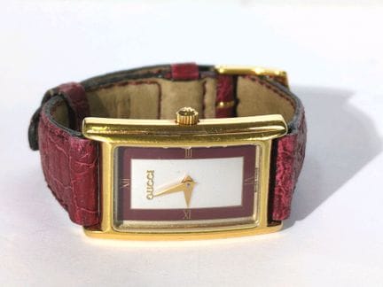 GUCCI 
Red Tank 2600L 款
约1990年 
镀金金属腕表，矩形表壳，勃艮第红皮革