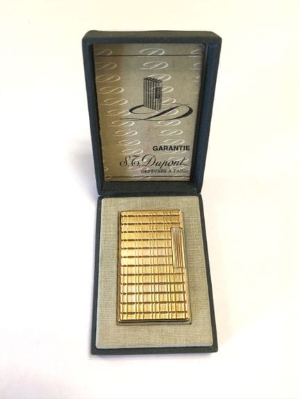 S.T DUPONT
Briquet en métal doré 
H. 6 cm environ
