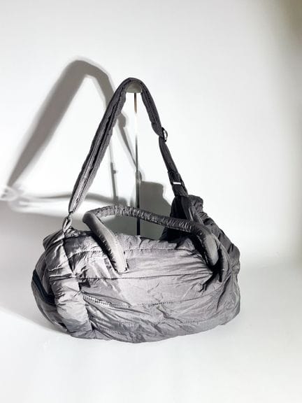 ISSEY MIYAKE
 Sac à dos et sac cabas en tissu gris